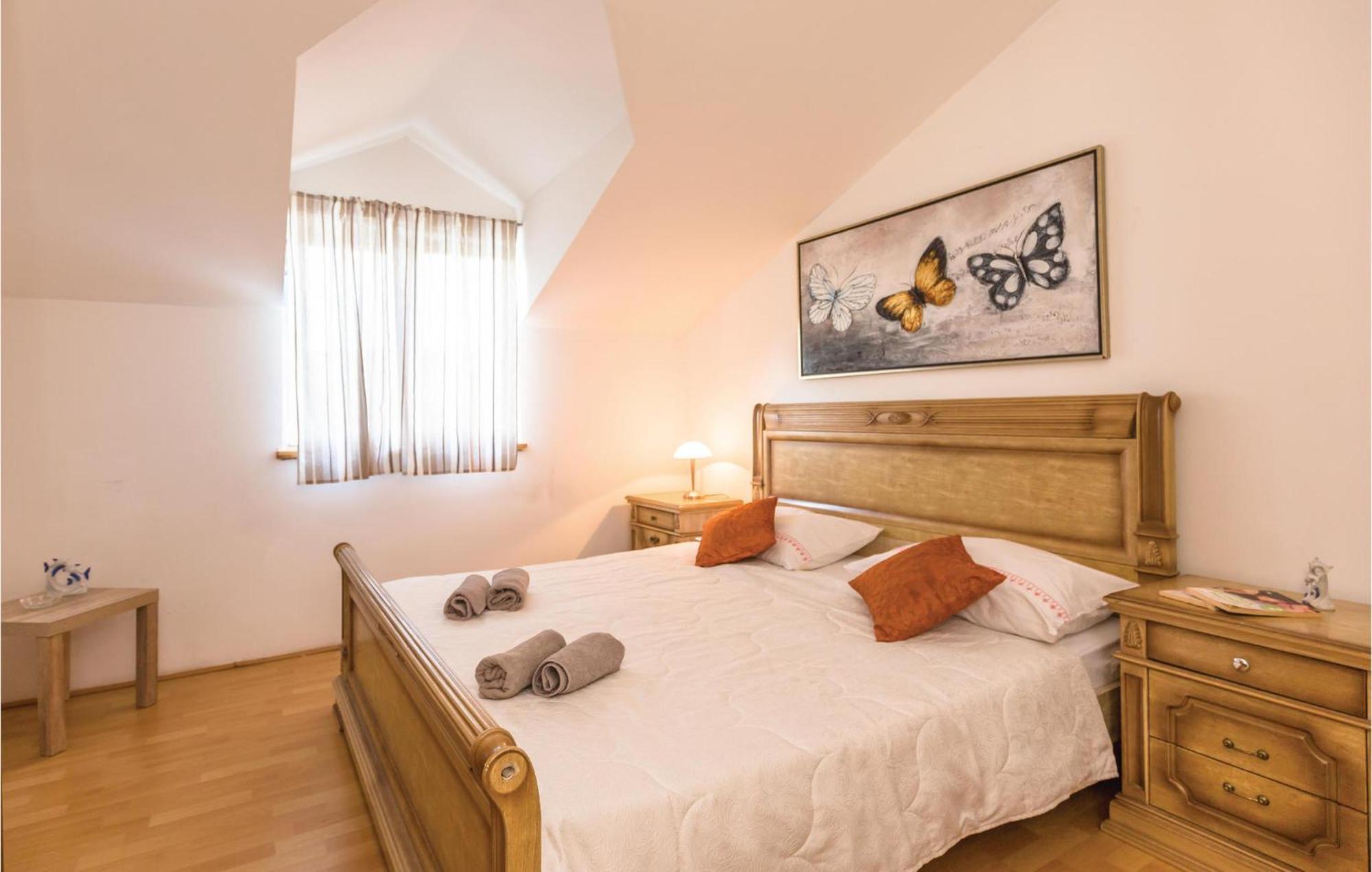 Lovely Apartment In Ugljane With Kitchen Kültér fotó