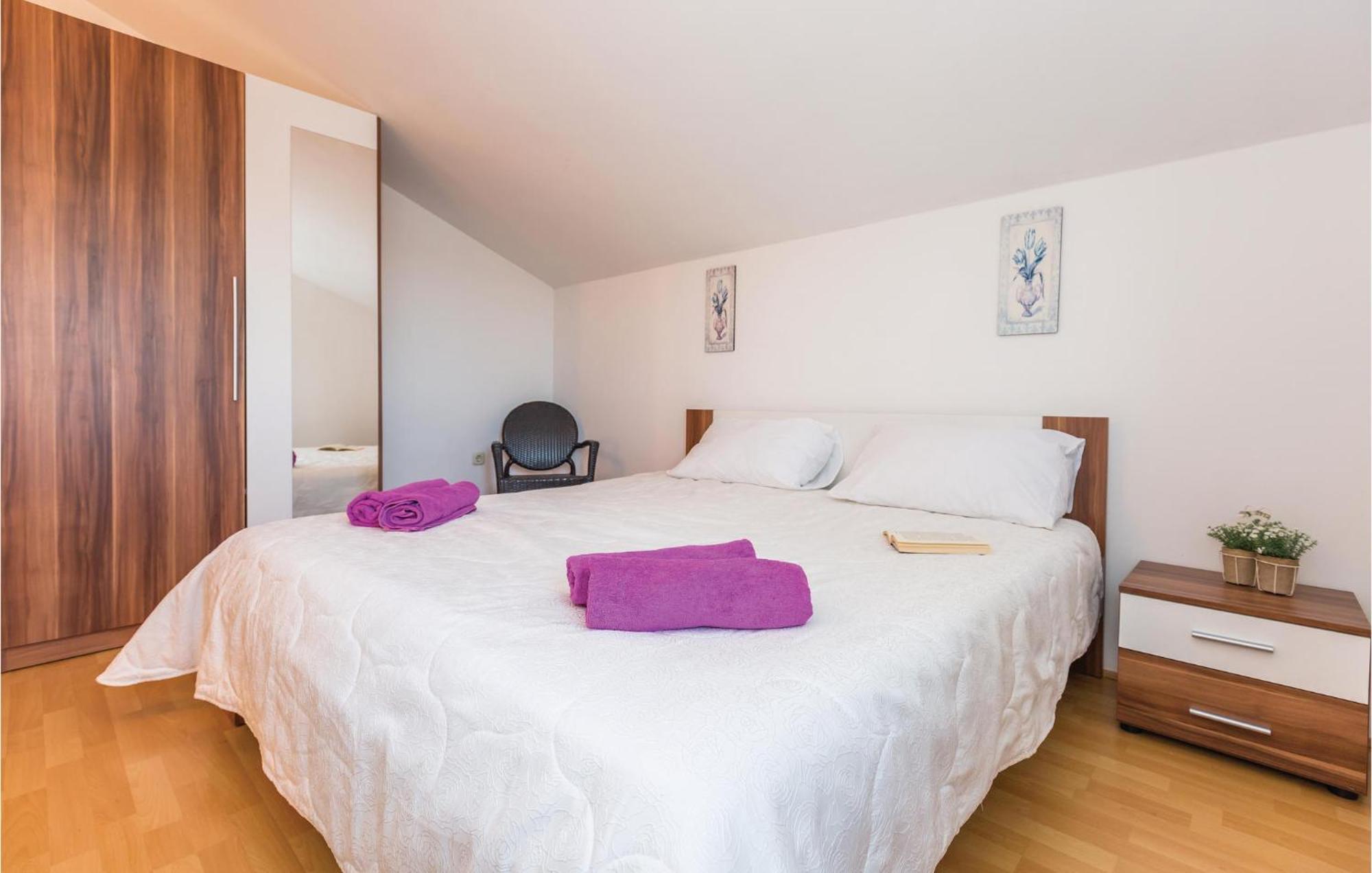 Lovely Apartment In Ugljane With Kitchen Kültér fotó